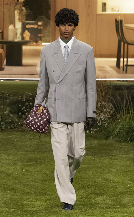 أسبوع باريس للموضة: الفخامة الهادئة في مجموعة لويس فويتون